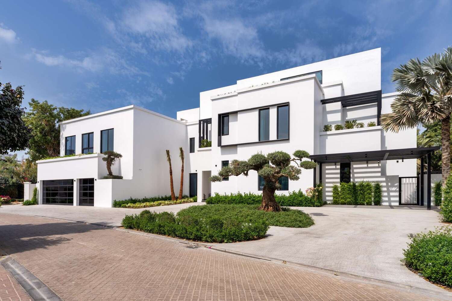 Luxury villa window cleaning in Al Barari Dubai