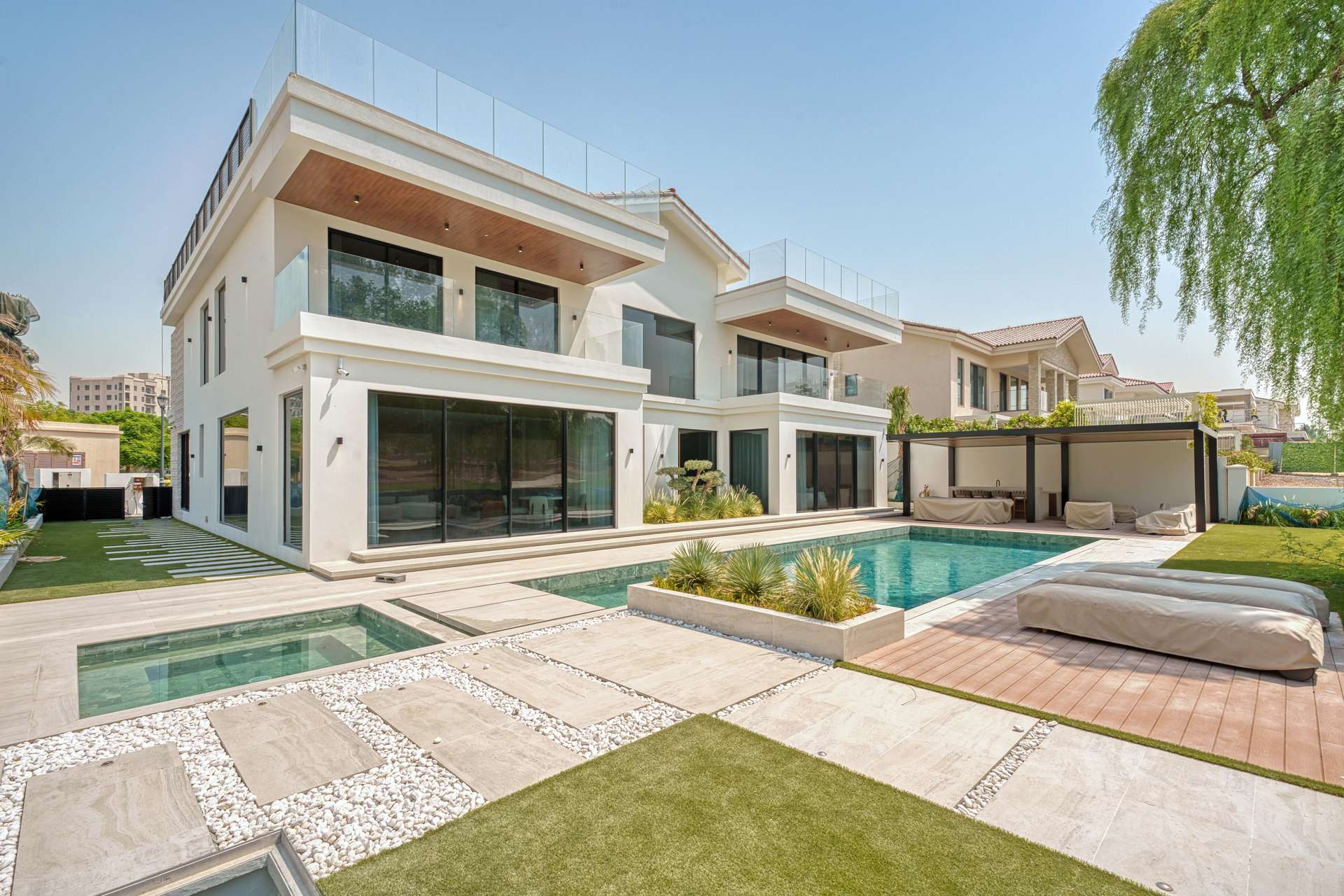 Luxury villa window cleaning in Jumeirah Golf Estates Dubai